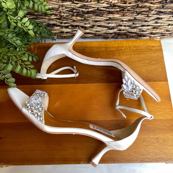 Badgley Mischka white satin embellished heels size 8 - Picture 4 of 9